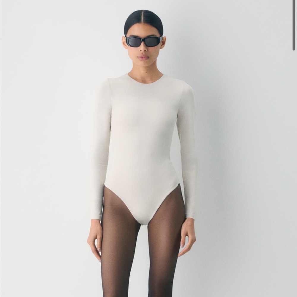 Aritzia Babaton Contour White Long Sleeve Bodysuit 2XS